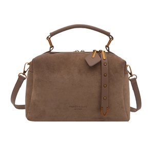 Sac polochon chic en daim taupe pour femme avec poignées et bandoulière réglable