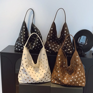Sacs hobo chic en cuir souple avec rivets en noir, café, crème et couleur tannée