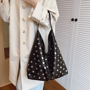 Sac fourre-tout noir bohème en similicuir avec rivets argentés et forme en goutte