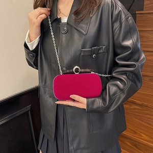 Pochette de soirée chic en velours rose avec fermoir en strass et chaîne argentée