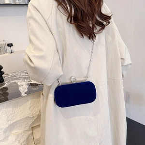Pochette de soirée en velours bleu marine avec boucle strass étincelante et chaîne argentée
