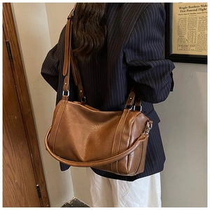 Vue détaillée du sac cabas en cuir ciré vintage avec bandoulière et texture plissée