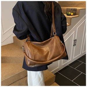 Sac cabas marron en cuir ciré avec texture plissée et détails métalliques vintage