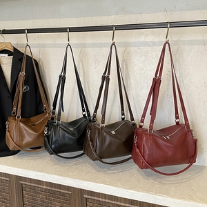 Grands sacs cabas en cuir ciré à texture plissée en quatre couleurs présentés sur portant