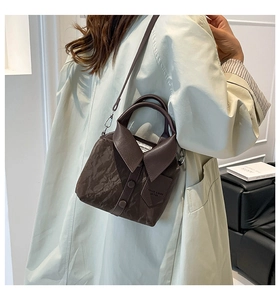 Détail du sac à main créatif marron foncé en forme de chemise avec col et boutons