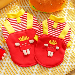 Detalle de mono para mascotas a rayas rojas con tirantes amarillos y parche de papas fritas