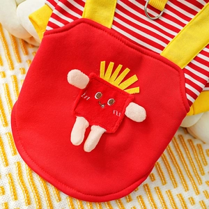 Detalle de sudadera roja para mascota con parche de patatas fritas y anillo en D