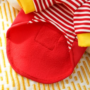 Detalle de sudadera roja para perro con forro polar grueso y tejido de punto a rayas
