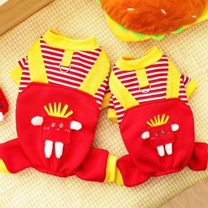 Detalle de mono de felpa para perro con diseño de patatas fritas y anillo en D para correa