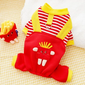 Detalle de mono para mascota con rayas rojas, parche de patatas fritas y anilla en D