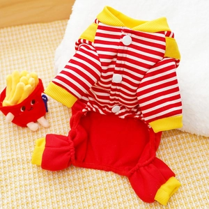 Detalle de pijama para mascota a rayas rojas y blancas con bordes amarillos y tres botones