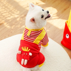 Detalle de mono para mascota con papas fritas y anillo en D para enganche de correa