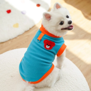 Gilet en polaire bleue pour chien avec bordure orange, anneau en D et ours brodé