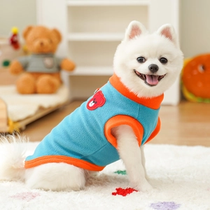 Détail du gilet chaud en polaire pour animaux, couleurs bleu-orange et broderie d'ours