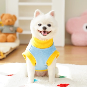 Veste en polaire bleu et jaune pour petits chiens et chats avec attache pour laisse