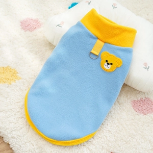 Détail du gilet en polaire bleue pour animaux avec col jaune et boucle pour laisse