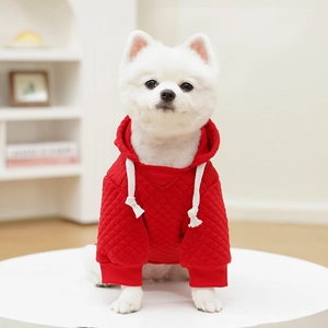 Details des roten gesteppten Haustier-Hoodies mit weißen Kordelzügen für kleine Hunde