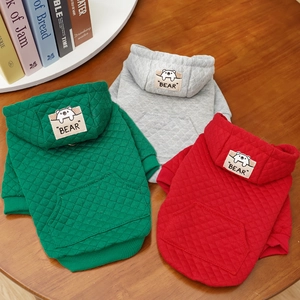 Detail von Hunde-Hoodies in Grün, Grau, Rot mit Rautensteppung und Bären-Patch