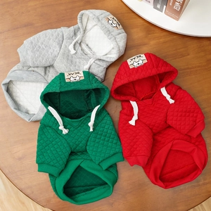 Detailaufnahme gesteppter Haustier-Hoodies in Grau Grün und Rot mit Rautenmuster-Struktur