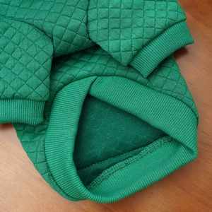 Detail des grünen gesteppten Haustier-Hoodies mit Rautenmuster und Rippbündchen