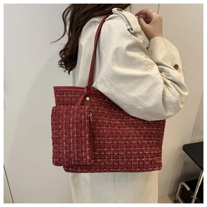 Détail du sac cabas en tweed rouge et sa pochette avec sangle en cuir assortie