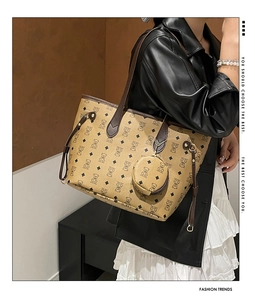 Détail du sac cabas kaki avec motifs ours et son petit porte-monnaie assorti stylé