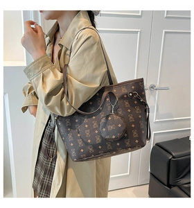 Vue détaillée d'un sac cabas marron foncé avec imprimé ours et petit porte-monnaie rond