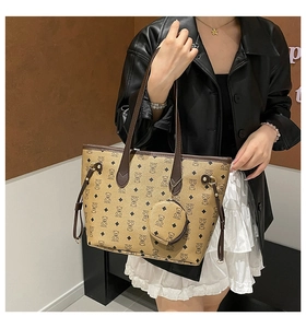 Détail du sac cabas kaki avec imprimé ours, porte-monnaie et anses en cuir foncé