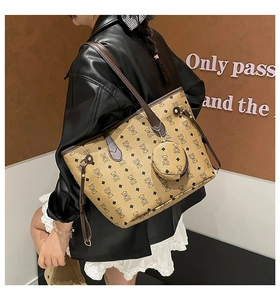 Détail d'un grand sac cabas imprimé ours avec un petit porte-monnaie rond suspendu