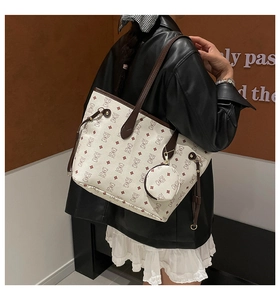 Détail du sac cabas à imprimé ours avec mini pochette ronde et texture cuir premium