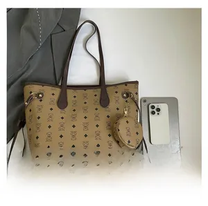 Détail d'un cabas en cuir marron avec motif d'ours et une pochette ronde assortie