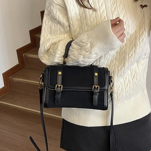 Sac à main Boston vintage noir mat avec boucles dorées et bandoulière chic