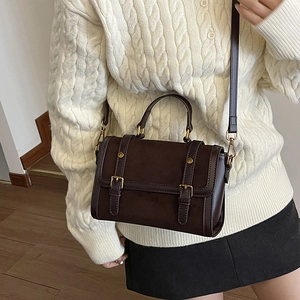 Sac Boston vintage en cuir mat chocolat avec boucles dorées et bandoulière