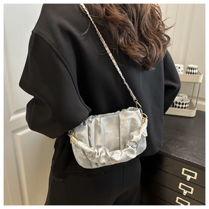 Détail du sac nuage plissé argenté avec texture métallique et chaîne dorée