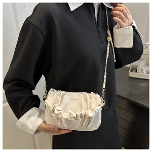 Détail du sac nuage plissé blanc avec bandoulière chaîne dorée et lettrage Chan'bab