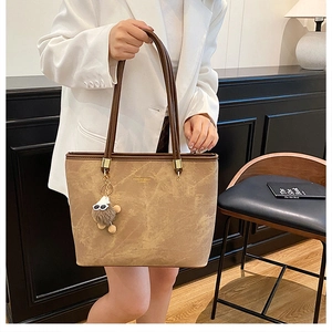 Grand sac cabas marron avec texture marbrée et détail de breloque monstre en peluche