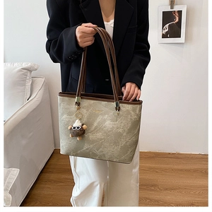 Détail du grand sac cabas avec motif marbre et pendentif poupée en peluche mignon