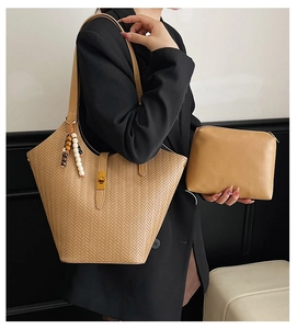 Détail du sac seau tissé marron clair avec pochette assortie et breloque perlée