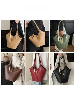 Détail de sacs cabas tissés en plusieurs couleurs avec fermeture à perles chic