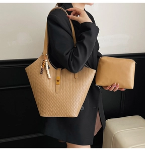 Détail du sac cabas tressé kaki avec breloque en perles de bois et pochette assortie