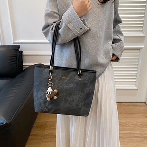 Grand sac cabas chic motif marbre avec breloque ours et anses noires pour le quotidien