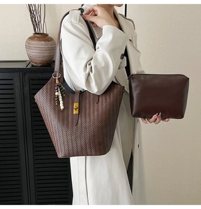Détail du cabas tissé avec fermoir doré, breloque en bois et pochette intérieure assortie