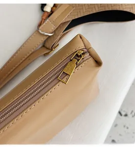 Vue détaillée de la fermeture éclair métallique et du cuir PU épais du sac seau chic