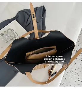 Vue de dessus du grand sac cabas marron avec pochette amovible et pompon décoratif