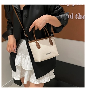 Détail du sac à main en cuir beige avec logo FASHION en métal et bandoulière marron fine
