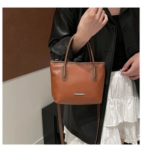 Sac seau en cuir grainé marron avec logo en métal argenté et doubles poignées