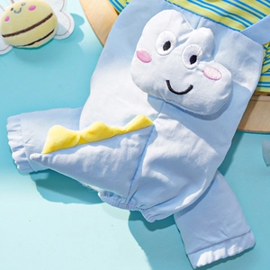 Détail d'un pyjama pour chien bleu avec crêtes de dinosaure 3D et tissu en coton doux