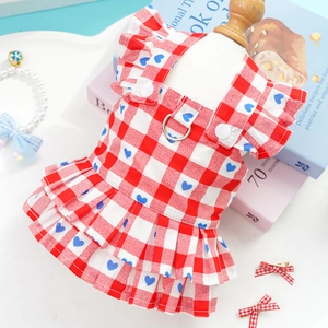 Détail d'une robe vichy rouge pour chien avec motifs cœurs et anneau en D intégré