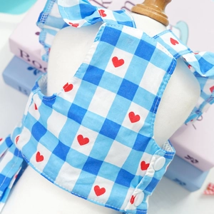 Détails de la robe harnais pour chien à carreaux bleu et blanc avec motifs de cœurs