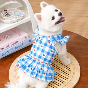 Robe à carreaux bleus pour animaux avec cœurs rouges et harnais pour petits chiens